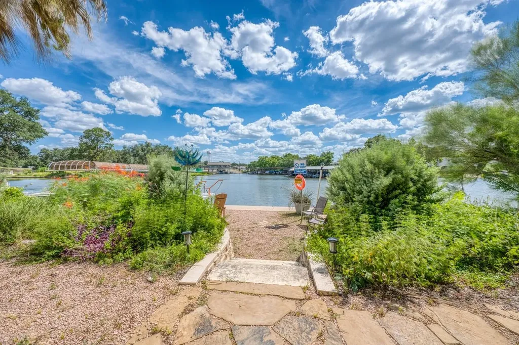 1605 Glen Cove Drive Kingsland TX 78639