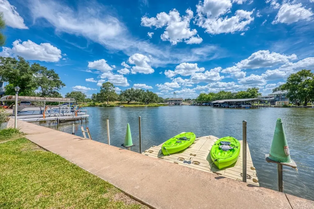 1605 Glen Cove Drive Kingsland TX 78639