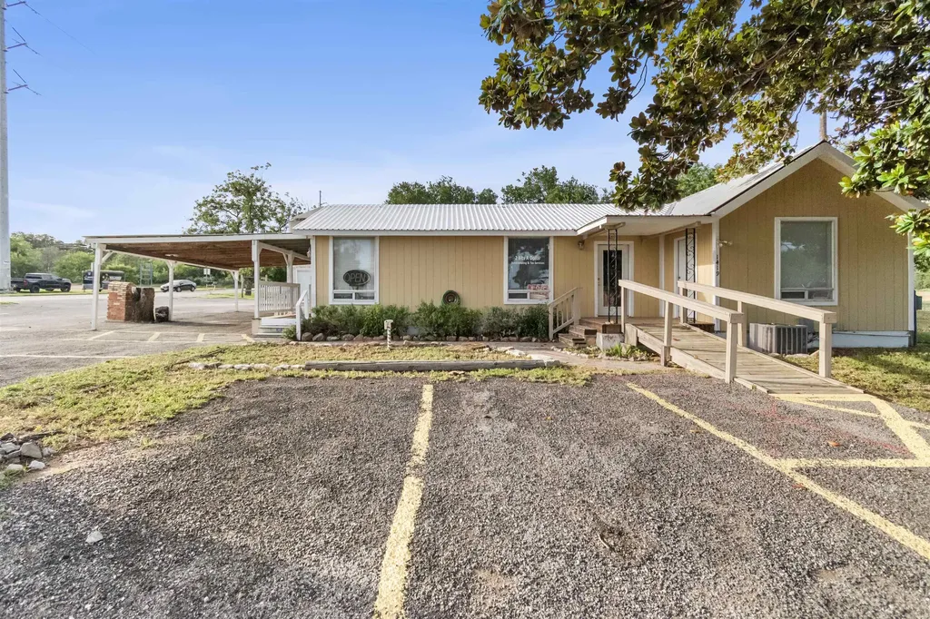 1419 Euel Moore Drive Kingsland TX 78639