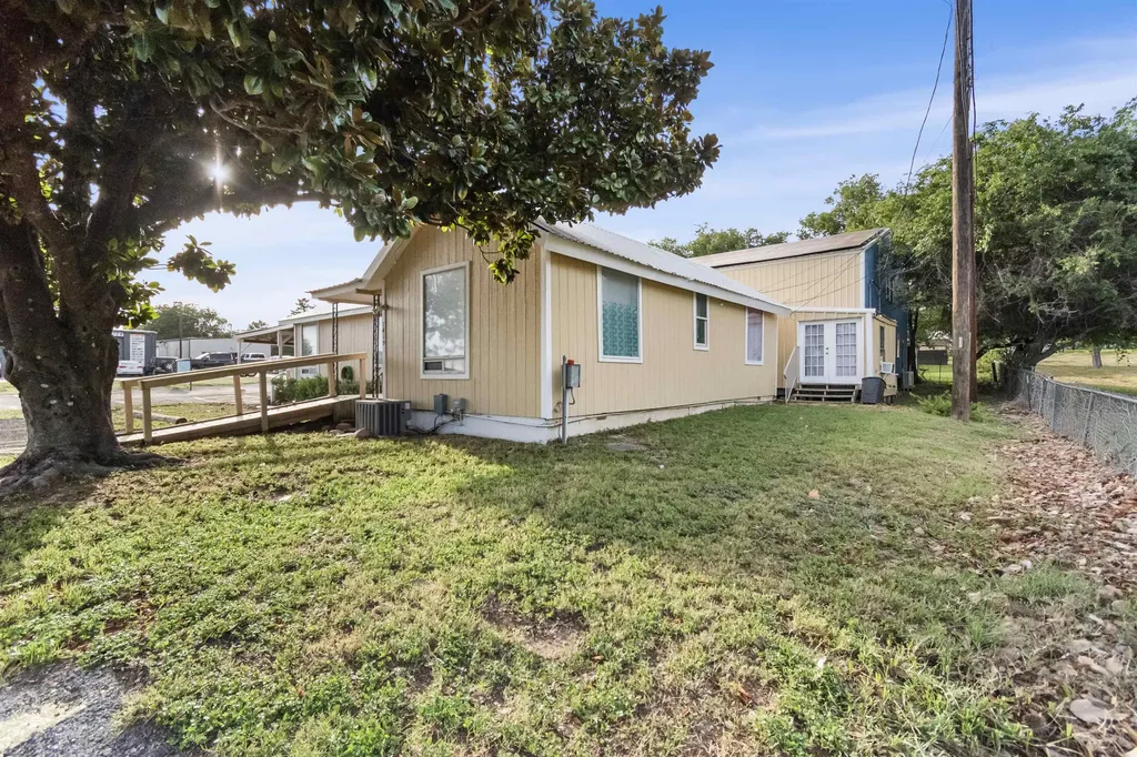 1419 Euel Moore Drive Kingsland TX 78639