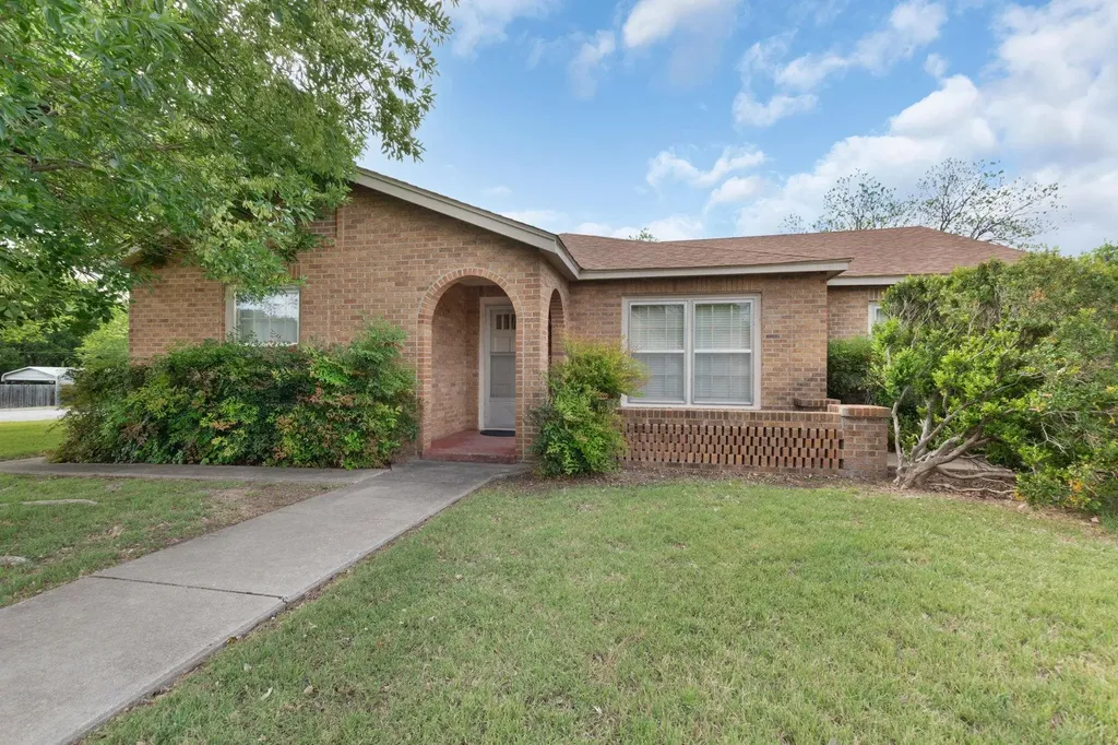 802 W 1st Street Lampasas TX 76550
