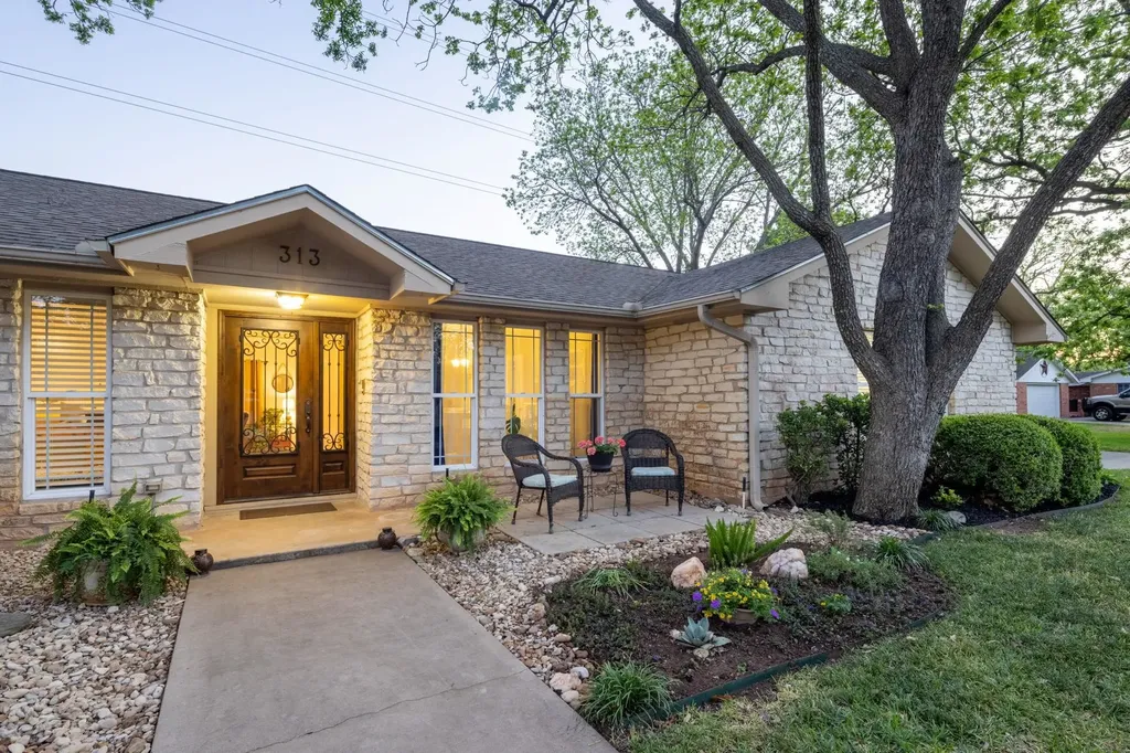 313 Columbine Street Meadowlakes TX 78654