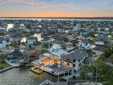 1311 Oahu Drive Tiki Island TX 77554