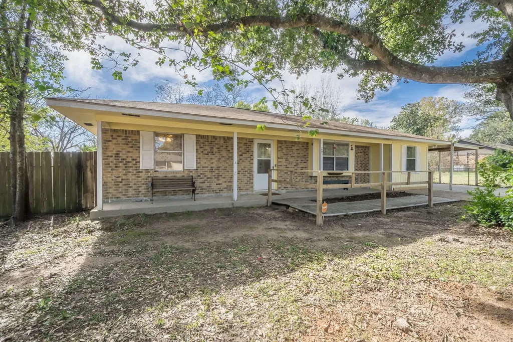 203 Longstreet Road Willis TX 77378