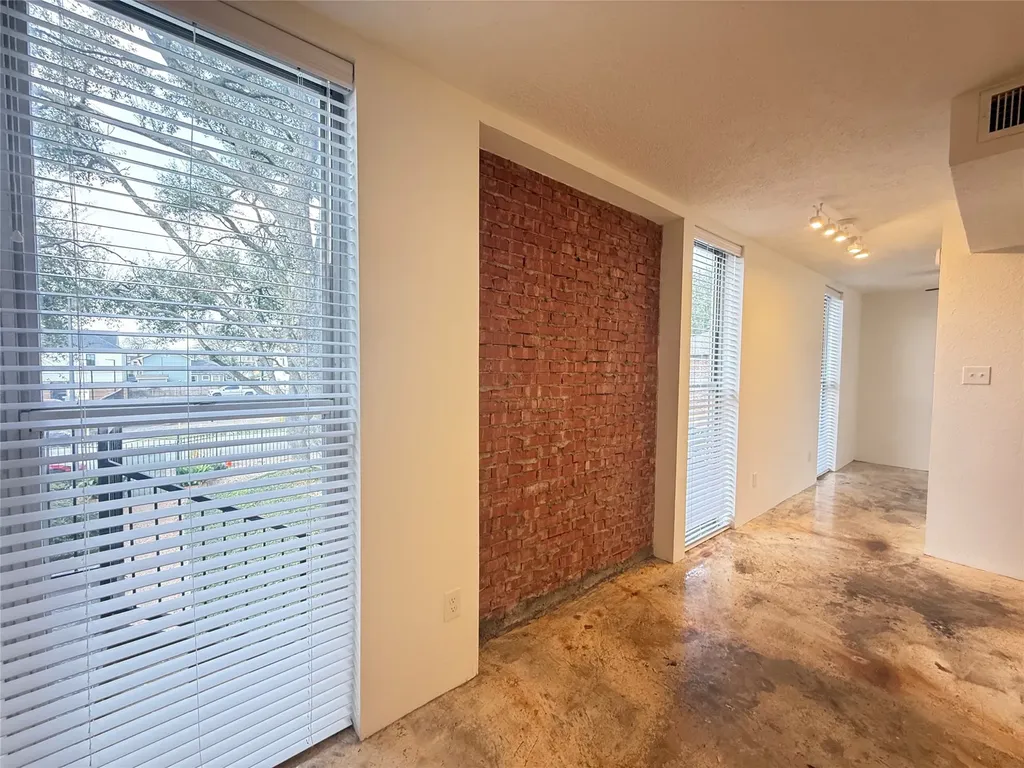 1112 W Lawrence Street 15 Houston TX 77008