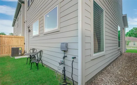 1054 Mansfield Street Houston TX 77091