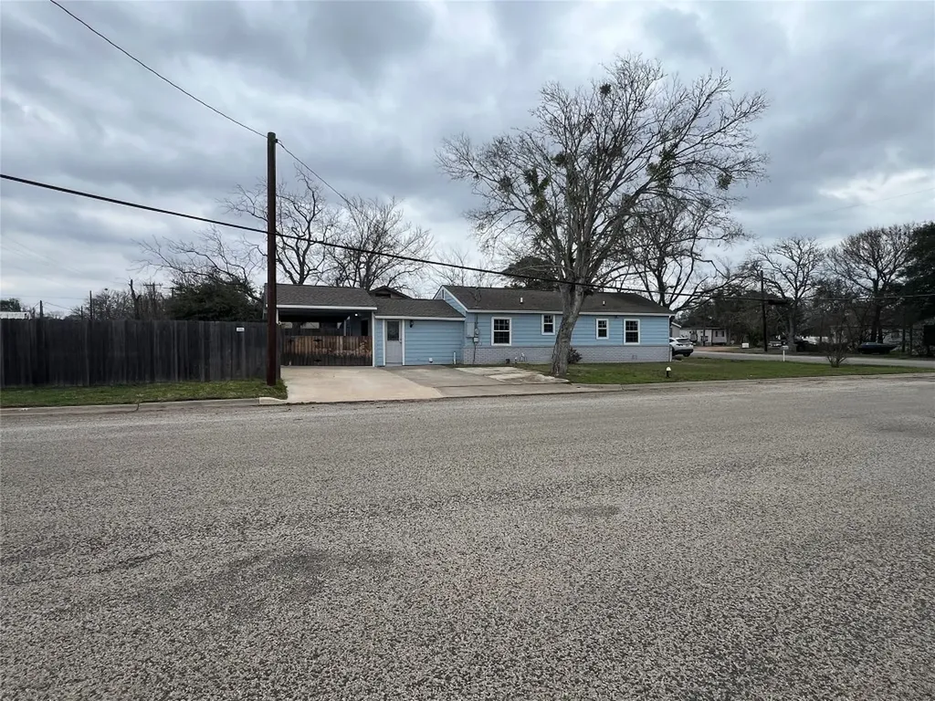 711 N Grimes Street Giddings TX 78942