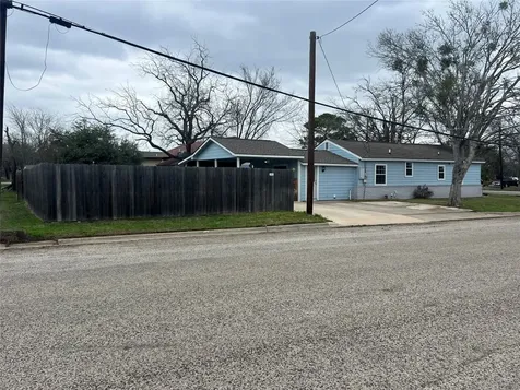 711 N Grimes Street Giddings TX 78942