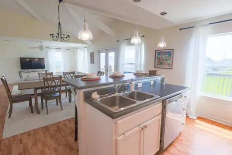 4106 Temprano Galveston TX 77554