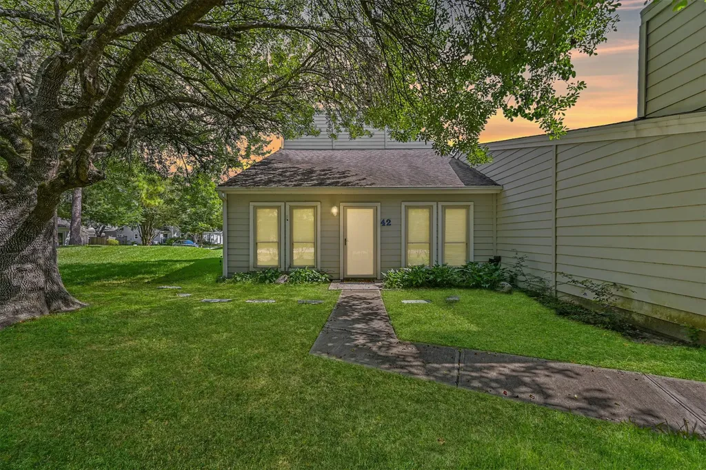 42 Hideaway Drive Friendswood TX 77546