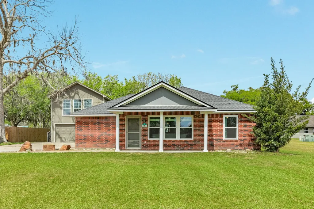 318 S Amherst Drive West Columbia TX 77486