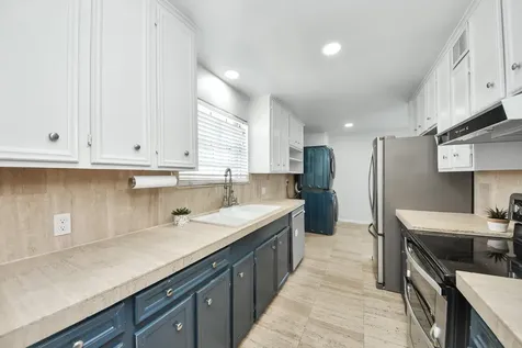 2711 Briarhurst Drive 18 Houston TX 77057
