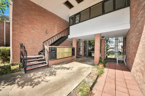 2711 Briarhurst Drive 18 Houston TX 77057