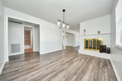 2711 Briarhurst Drive 18 Houston TX 77057