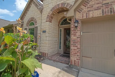2019 Sunset Springs Drive Pearland TX 77584