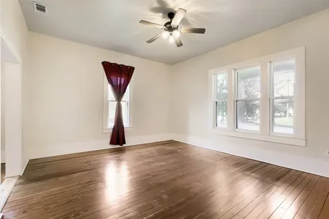 208 N Avenue B Elgin TX 78621