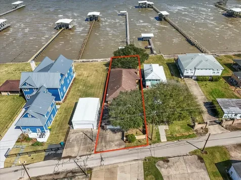 2823 Bayshore Drive Bacliff TX 77518