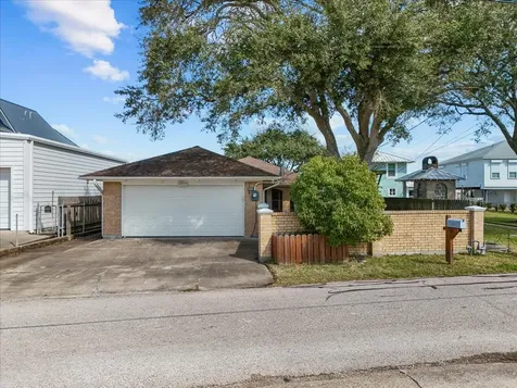 2823 Bayshore Drive Bacliff TX 77518