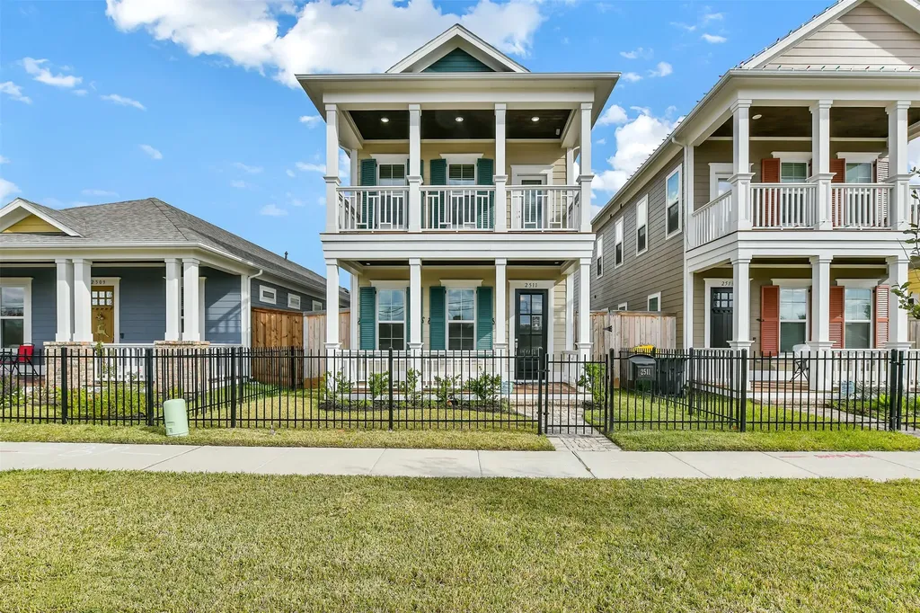 2511 S Houston Avenue Pearland TX 77581