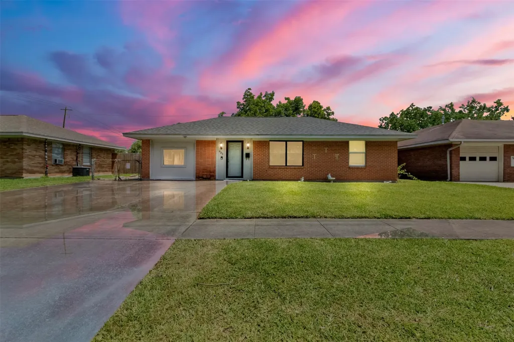 935 Creager Street Houston TX 77034