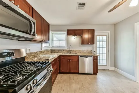 311 S Kansas Street La Porte TX 77571
