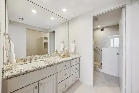 49 Briar Hollow Lane Lane 1004 Houston TX 77027