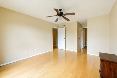 3055 Walnut Bend Lane 21 Houston TX 77042