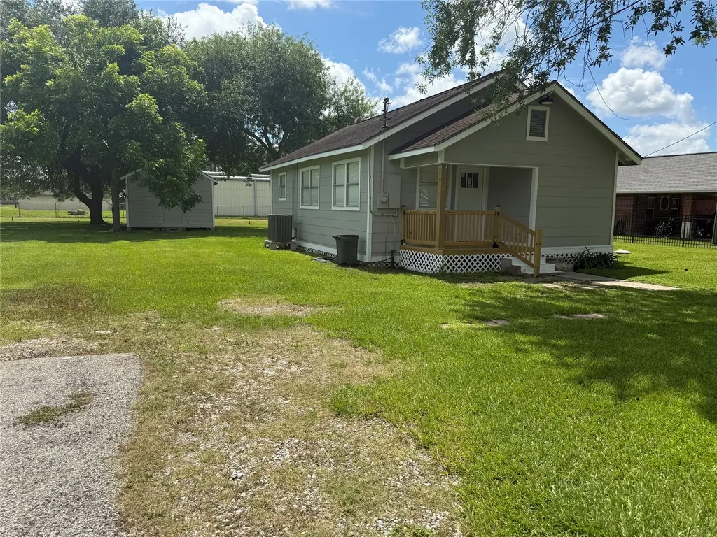 8926 Courtney Drive Highlands TX 77562