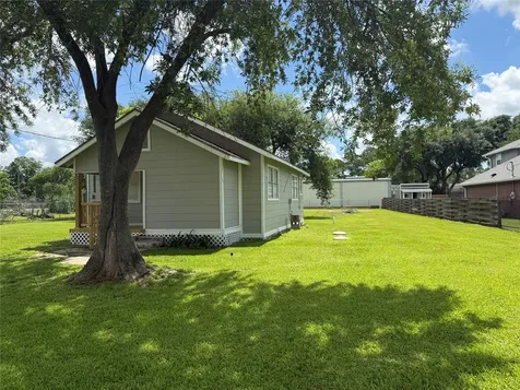 8926 Courtney Drive Highlands TX 77562