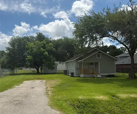8926 Courtney Drive Highlands TX 77562