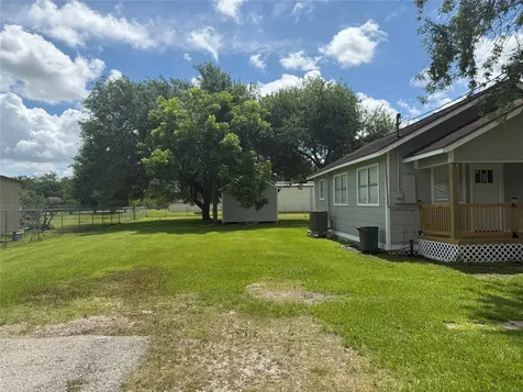 8926 Courtney Drive Highlands TX 77562