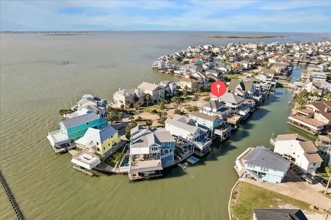 918 Long Reach Drive Tiki Island TX 77554