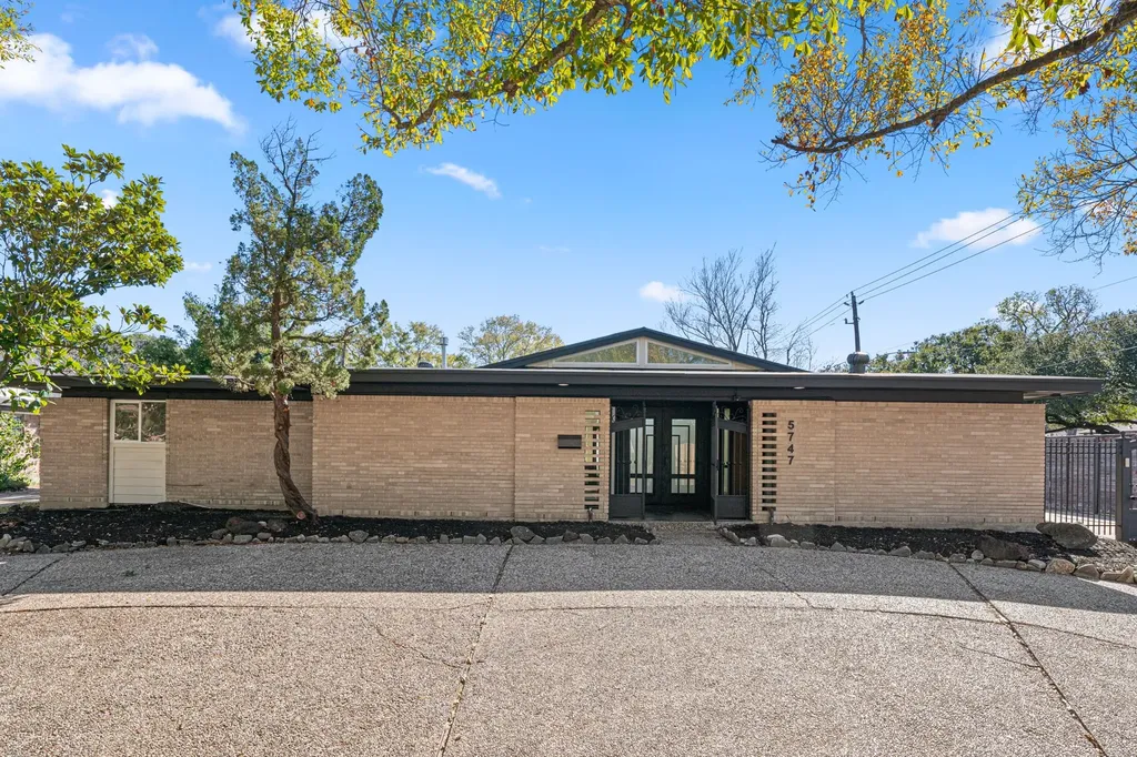 5747 Jackwood Street Houston TX 77096