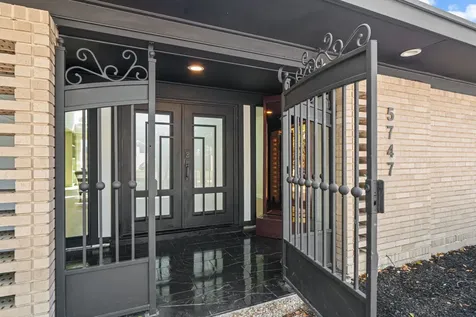 5747 Jackwood Street Houston TX 77096