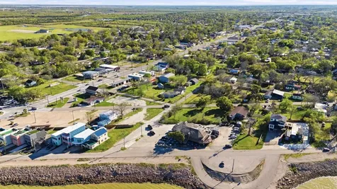 313 Grand Avenue Bacliff TX 77518