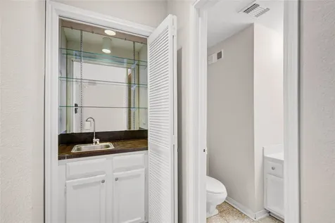 1112 Bering Drive 68 Houston TX 77057