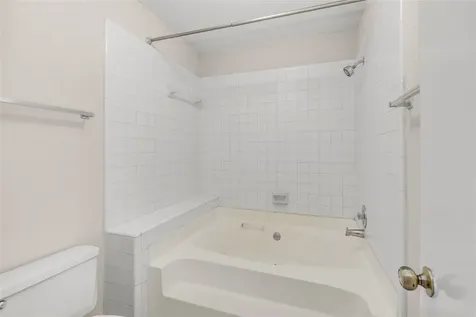 1112 Bering Drive 68 Houston TX 77057