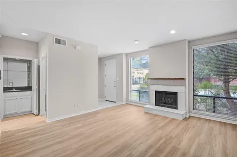 1112 Bering Drive 68 Houston TX 77057