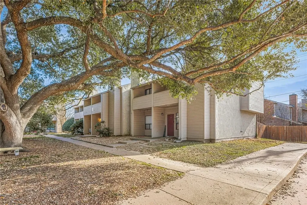 1902 Dartmouth Street L4 College Station TX 77840