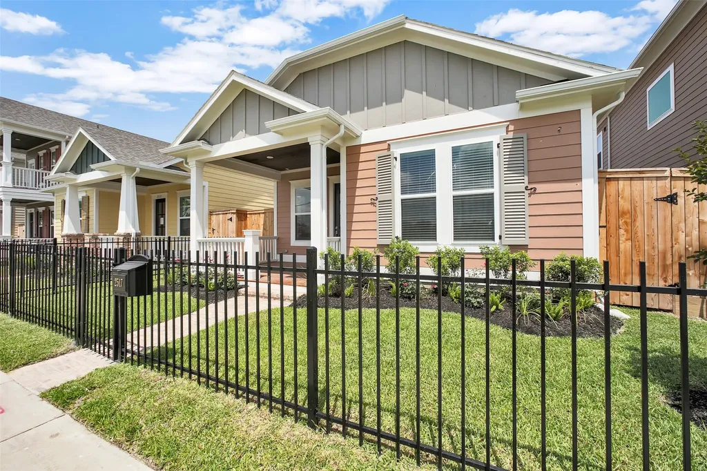2517 S Houston Avenue Pearland TX 77581