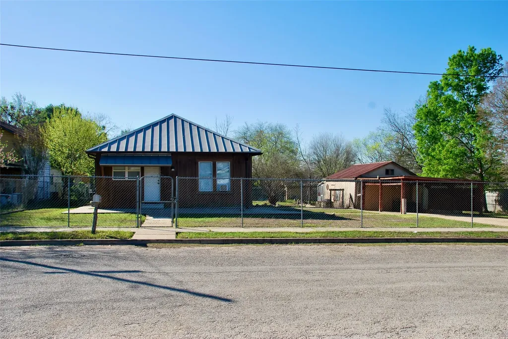 125 W Wallace Street Gonzales TX 78629
