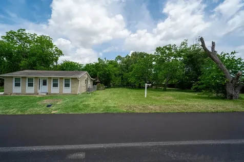 402 Bay Oaks Drive La Porte TX 77571