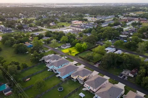 402 Bay Oaks Drive La Porte TX 77571