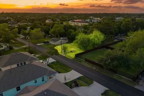 402 Bay Oaks Drive La Porte TX 77571