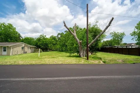 402 Bay Oaks Drive La Porte TX 77571