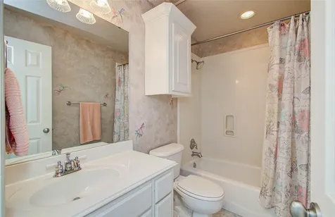 805 Enchanted Oaks Drive Angleton TX 77515