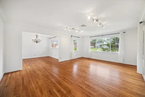 10 Pom Court Spring Valley Village TX 77055