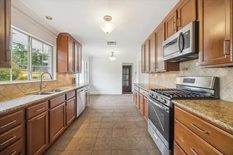 10 Pom Court Spring Valley Village TX 77055