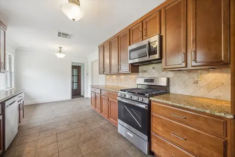 10 Pom Court Spring Valley Village TX 77055
