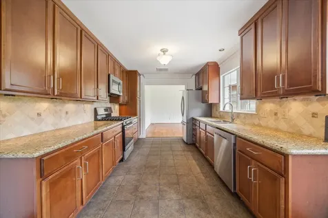 10 Pom Court Spring Valley Village TX 77055